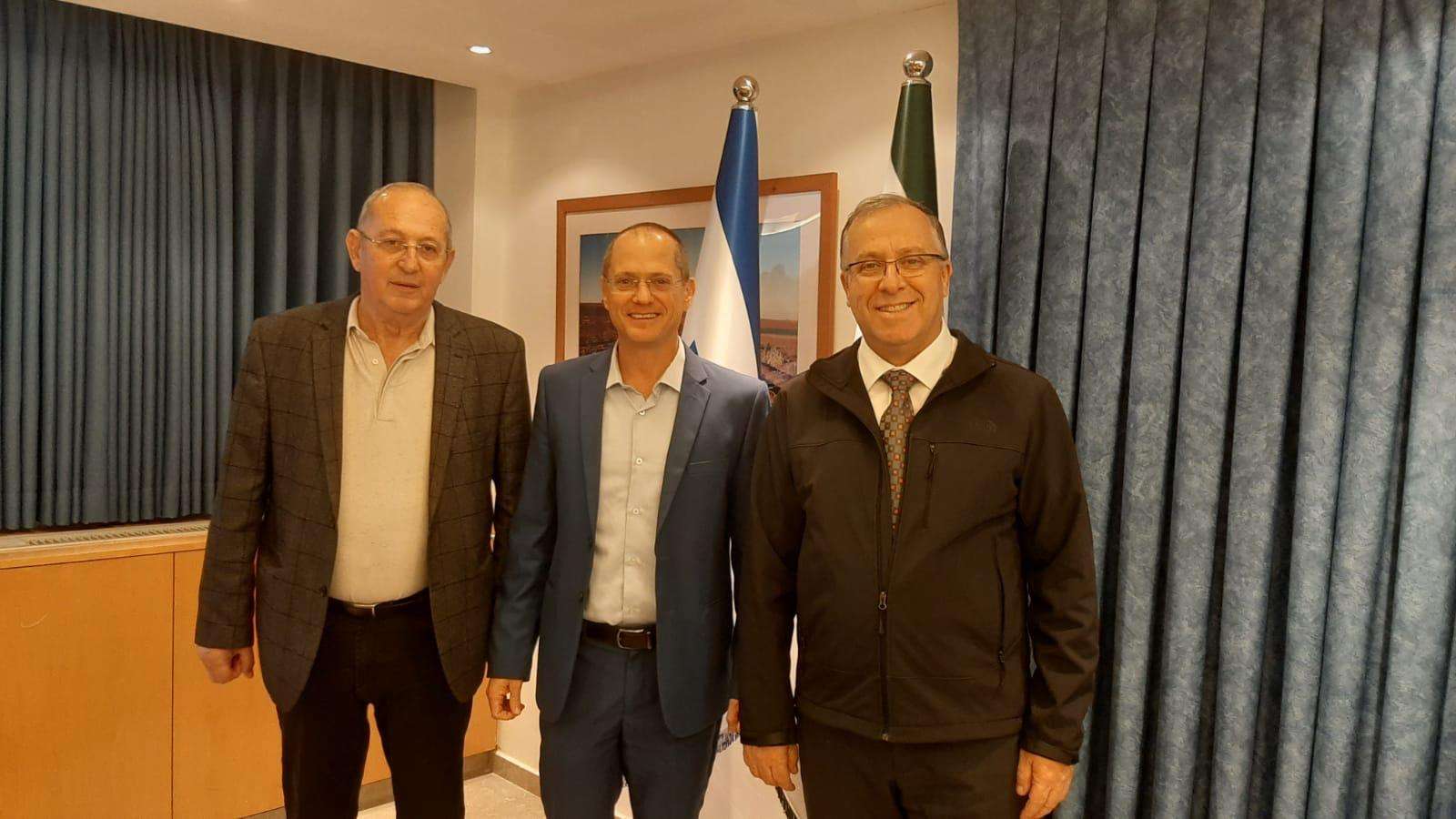 מלחמת חורמה בעטלפים: דוקורסקי בחברת השר פורר וסגן ראש העיר רצ'בסקי. צילום: דוברות העירייה