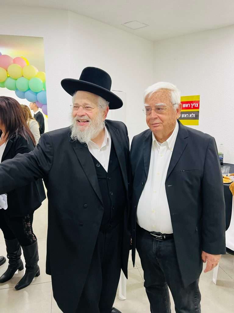רב העיר, הרב חיים דרוקמן, בהרמת כוסית עם ראש העיר חיים צורי